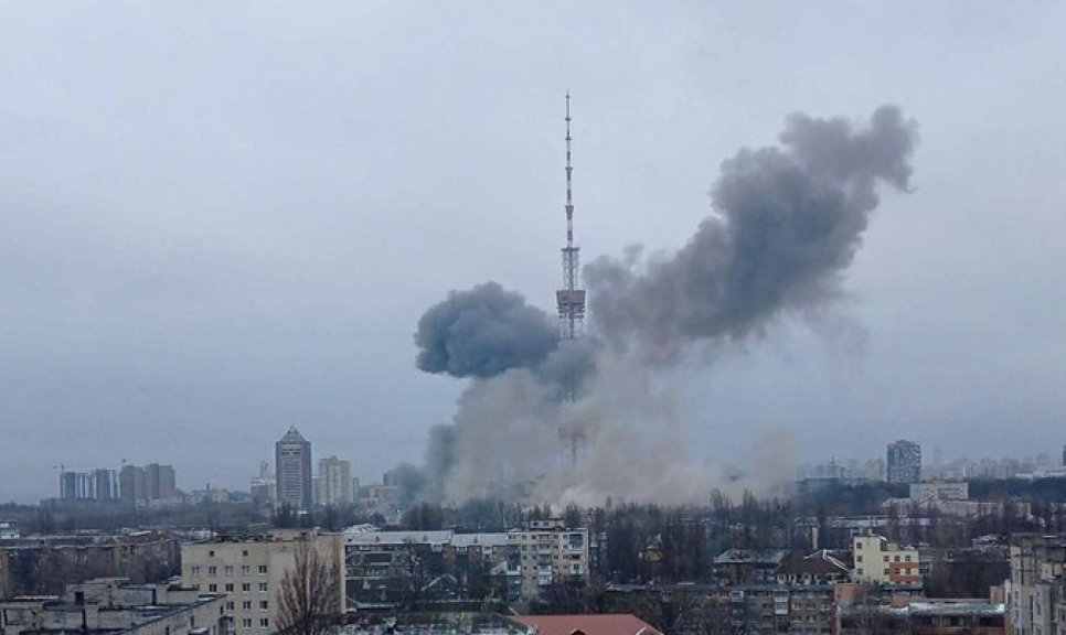 Von zwei russischen Raketen getroffen: der Fernsehturm in Kiew.